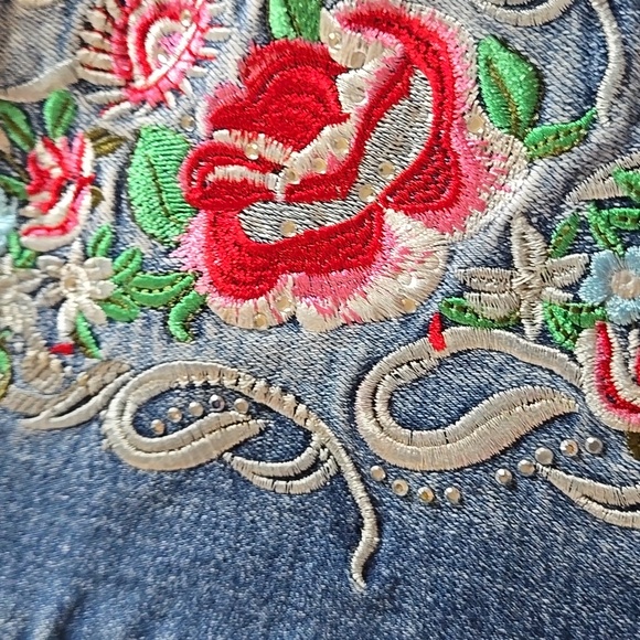 VENUS Floral Embroidered Blue Cropped  Jeans With Rhinestone Detailing - Picture 3 of 15